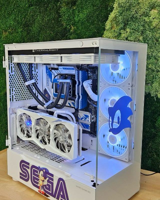 PC gamer blanc monté à l'atelier — édition SEGA Sonic