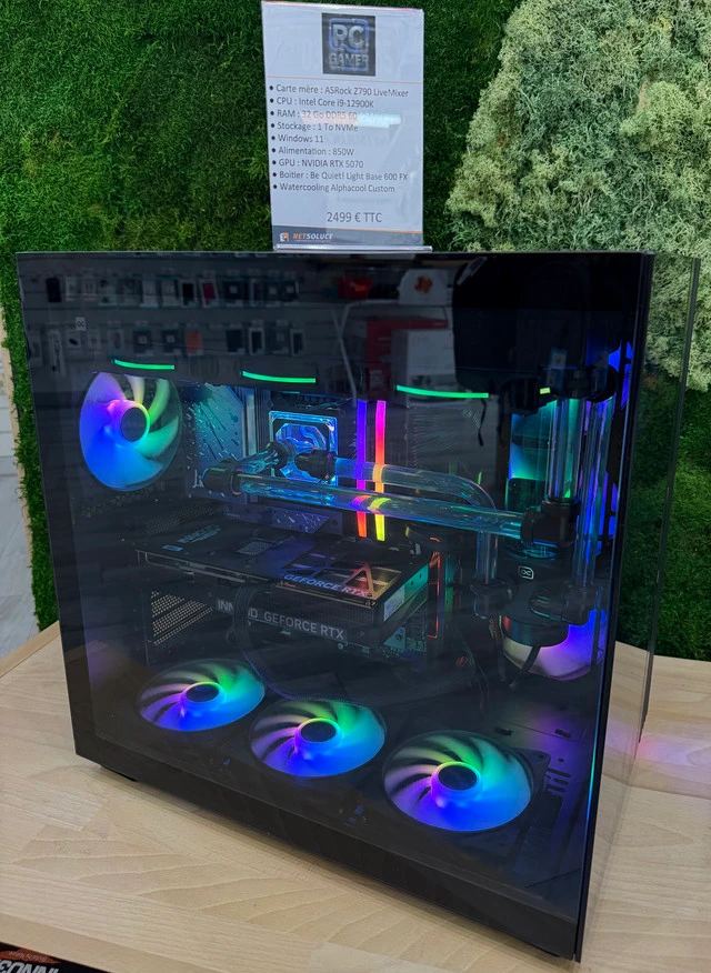 PC gamer watercoolé exposé en boutique avec sa fiche de configuration